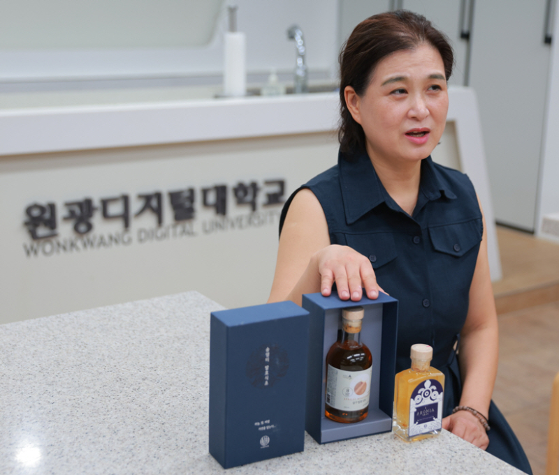 HOME 인생2모작   가 가 ‘식초’ 한우물 송영미 한식대가 비네퓨어 대표, 원광디지털대 늦깎이 입학해 ‘식초대가’ 꿈 한 발 더 썸네일